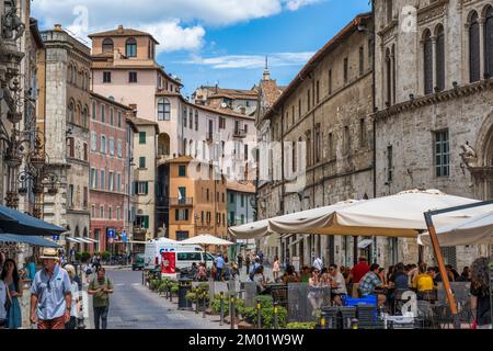 Ristoranti all'aperto su corso Vannucci nel centro storico di Perugia in Umbria Foto Stock