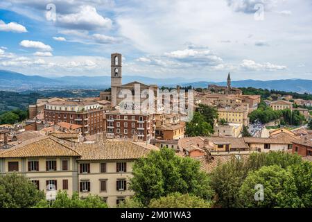 Vista verso sud-est dai Giardini Carducci, con la Basilica di San Domenico che domina lo skyline, a Perugia, Umbria, Italia Foto Stock