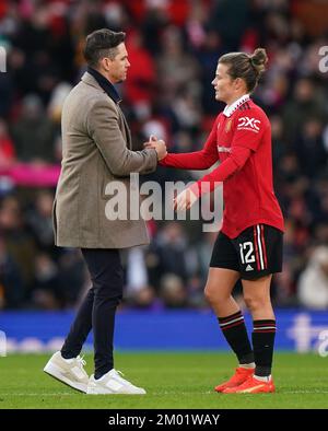 Il manager del Manchester United, Marc Skinner, scrolla le mani con Hayley Ladd dopo la partita della Super League femminile di Barclays a Old Trafford, Manchester. Data immagine: Sabato 3 dicembre 2022. Foto Stock