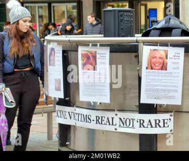 Glasgow, Scozia, Regno Unito 3rd dicembre 2022. Memoria delle vittime del vaccino protesta su via Argyle ha visto il giornale anti vax la luce offerta ai passanti da come hanno visto le vittime dello scandalo mrria e le informazioni sui vaccini e sul covid non disponibili nei media generali. Credit Gerard Ferry/Alamy Live News Foto Stock