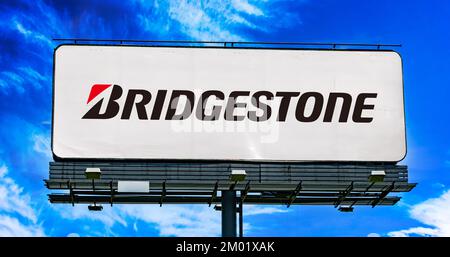 POZNAN, POL - LUG 20, 2022: Pubblicità affissioni che mostra il logo di Bridgestone, una multinazionale giapponese auto e camion parti costruttore fondato Foto Stock