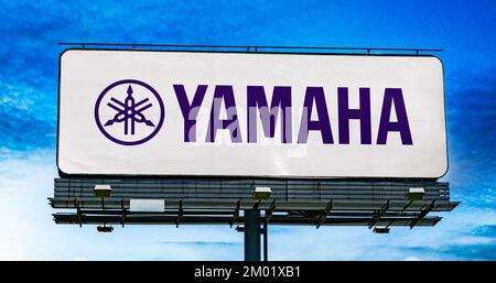 POZNAN, POL - 20 LUGLIO 2022: Affissione pubblicitaria con il logo di Yamaha Corporation, una multinazionale giapponese Foto Stock
