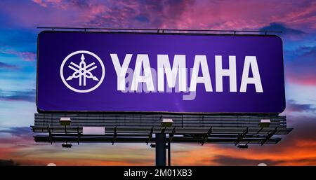 POZNAN, POL - 20 LUGLIO 2022: Affissione pubblicitaria con il logo di Yamaha Corporation, una multinazionale giapponese Foto Stock
