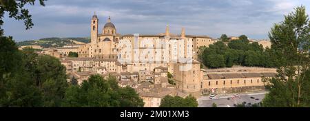 Vista panoramica sulla parte storica di Urbino, Italia, patrimonio dell'umanità dell'UNESCO Foto Stock