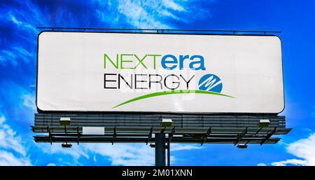 POZNAN, POL - 20 LUGLIO 2022: Affissione pubblicitaria che mostra il logo di NextEra Energy, una società americana di energia Foto Stock