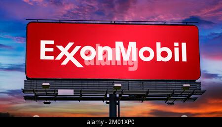 POZNAN, POL - 20 LUGLIO 2022: Affissione pubblicitaria con il logo di ExxonMobil, una multinazionale petrolifera e del gas con sede a Irving, te Foto Stock