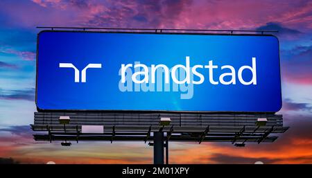 POZNAN, POL - 20 LUGLIO 2022: Affissione pubblicitaria che mostra il logo di Randstad, una multinazionale società di consulenza per le risorse umane con sede a Dieme Foto Stock