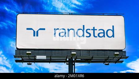 POZNAN, POL - 20 LUGLIO 2022: Affissione pubblicitaria che mostra il logo di Randstad, una multinazionale società di consulenza per le risorse umane con sede a Dieme Foto Stock