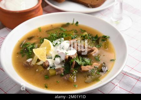 Rassolnik il tradizionale russo zuppa preparata dalla ricetta retrò Foto Stock