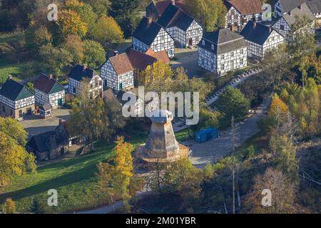 Veduta aerea, LWL-Freilichtmuseum Hagen, nuovo mulino a vento, Eilpe, Hagen, Zona della Ruhr, Renania settentrionale-Vestfalia, Germania, DE, Villaggio, Europa, hou a graticcio Foto Stock