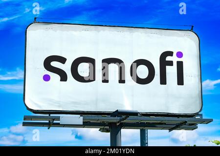 POZNAN, POL - 28 ottobre 2022: Affissione pubblicitaria con logo di Sanofi, una società farmaceutica e sanitaria con sede a Parigi, Francia Foto Stock