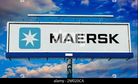 POZNAN, POL - 20 luglio 2022: Affissione pubblicitaria che mostra il logo di Maersk, una società di spedizione danese Foto Stock