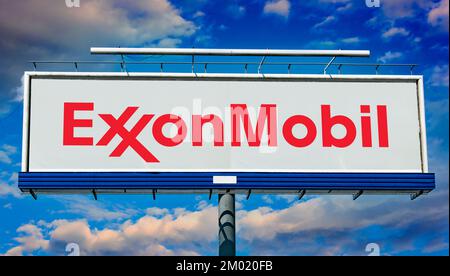POZNAN, POL - 20 LUGLIO 2022: Affissione pubblicitaria con il logo di ExxonMobil, una multinazionale petrolifera e del gas con sede a Irving, te Foto Stock
