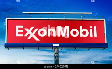 POZNAN, POL - 20 LUGLIO 2022: Affissione pubblicitaria con il logo di ExxonMobil, una multinazionale petrolifera e del gas con sede a Irving, te Foto Stock