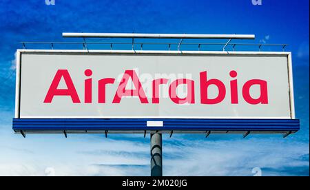 POZNAN, POL - 23 GIUGNO 2022: Cartellone pubblicitario con logo Air Arabia, una compagnia aerea a basso costo degli Emirati Foto Stock