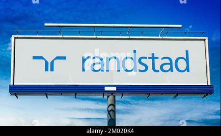 POZNAN, POL - 20 LUGLIO 2022: Affissione pubblicitaria che mostra il logo di Randstad, una multinazionale società di consulenza per le risorse umane con sede a Dieme Foto Stock