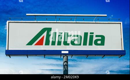 POZNAN, POL - 23 GIUGNO 2022: Cartellone pubblicitario con logo di Alitalia, una compagnia aerea che una volta era il vettore di bandiera e la più grande compagnia aerea di Ita Foto Stock