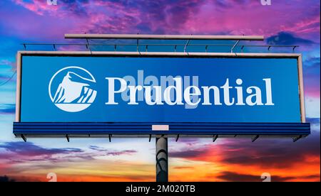 POZNAN, POL - 28 GIUGNO 2022: Cartellone pubblicitario con logo Prudential Financial, una società le cui filiali forniscono servizi finanziari Foto Stock