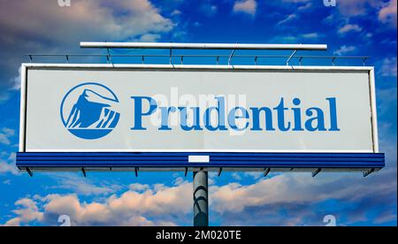 POZNAN, POL - 28 GIUGNO 2022: Cartellone pubblicitario con logo Prudential Financial, una società le cui filiali forniscono servizi finanziari Foto Stock