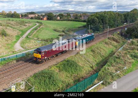 West Coast Railways classe 47 locomotiva diesel 47786 traente classe 86 elettrica 86401 lungo la linea principale della costa occidentale motore leggero Foto Stock