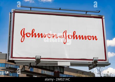 POZNAN, POL - Oct 28, 2022: Affissione pubblicitaria che mostra il logo di Johnson e Johnson, una società americana che sviluppa dispositivi medici, pha Foto Stock