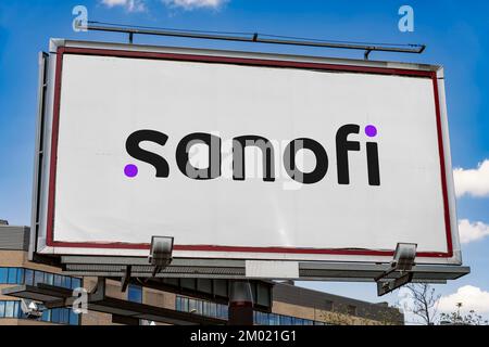 POZNAN, POL - 28 ottobre 2022: Affissione pubblicitaria con logo di Sanofi, una società farmaceutica e sanitaria con sede a Parigi, Francia Foto Stock