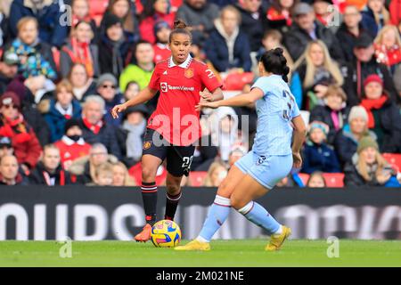 Manchester, Regno Unito. 03rd Dec, 2022. Nikita Parris #22 del Manchester United si confronta con Mayumi Pacheco #33 di Aston Villa durante la partita fa Women's Super League Manchester United Women vs Aston Villa Women a Old Trafford, Manchester, Regno Unito, 3rd dicembre 2022 (Foto di Conor Molloy/News Images) a Manchester, Regno Unito il 12/3/2022. (Foto di Conor Molloy/News Images/Sipa USA) Credit: Sipa USA/Alamy Live News Foto Stock