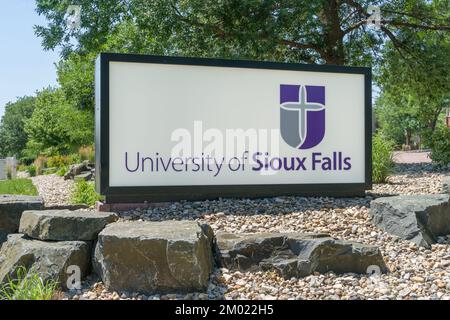 SIOUX FALLS, SD, USA - 10 LUGLIO 2022: Cartello d'ingresso al campus dell'Università di Sioux Falls. Foto Stock