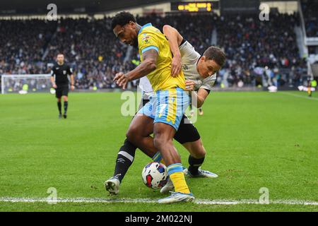 Derby, Regno Unito. 3rd dicembre 2022.Mallik Wilks of Sheffield Mercoledì battaglie con Craig Forsyth di Derby County durante la partita Sky Bet League 1 tra Derby County e Sheffield Mercoledì al Pride Park, Derby Sabato 3rd dicembre 2022. (Credit: Jon Hobley | NOTIZIE MI) Credit: NOTIZIE MI & Sport /Alamy Live News Foto Stock