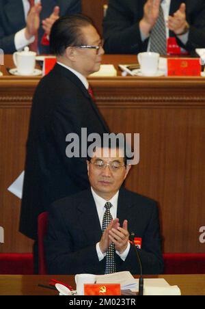 HU Jintao (davanti) batte le mani mentre il presidente cinese Jiang Zemin cammina dopo aver terminato il suo discorso il giorno di apertura del Congresso del Partito comunista cinese del 16th presso la Grande Sala del Popolo a Pechino, in Cina. Il signor Hu dovrebbe essere eletto come prossimo Presidente cinese durante questo Congresso. 08 NOVEMBRE 2002 ***NON PER USO PUBBLICITARIO*** Foto Stock