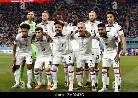 AL-Rayyan, Qatar.. 03rd Dec, 2022. AL-RAYAN - Back ROW (lr) portiere degli Stati Uniti Matt Turner, Walker Zimmerman degli Stati Uniti, Timothy Weah degli Stati Uniti, Yunus Musah degli Stati Uniti, Tim Ream degli Stati Uniti, Antonee Robinson degli Stati Uniti.Front ROW (lr) Tyler Adams degli Stati Uniti, Christian Pulisic degli Stati Uniti, Weston McKennie degli Stati Uniti, Sergino Dest degli Stati Uniti, Jesus Ferreira degli Stati Uniti durante la Coppa del mondo FIFA Qatar 2022 turno di 16 gioco tra i Paesi Bassi e gli Stati Uniti allo stadio internazionale Khalifa il 3 dicembre 2022 a al-Ray Foto Stock