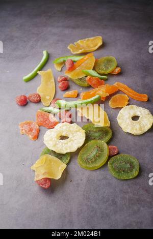 Frutta secca e bacche sul tavolo Foto Stock