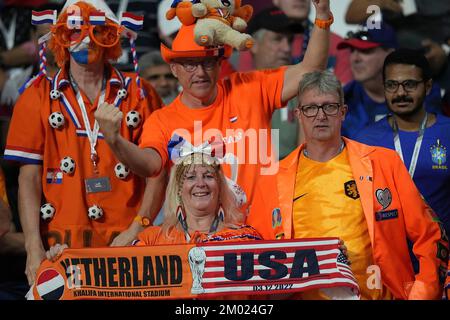 Doha, Qatar. 03rd Dec, 2022. 3rd dicembre 2022, Khalifa International Stadium, Doha, QAT, FIFA World Cup 2022, Round of 16, Paesi Bassi vs USA, nella foto gli appassionati dei Paesi Bassi negli stand. Credit: dpa Picture Alliance/Alamy Live News Foto Stock