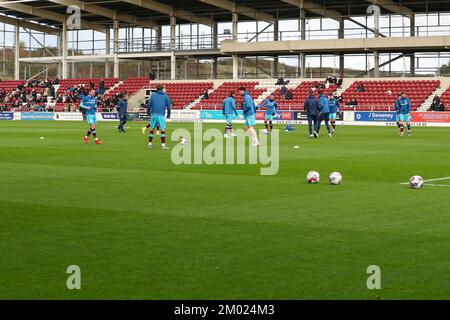 Northampton, Regno Unito. 3rd dicembre 2022. I giocatori di Tranmere Rovers si scaldano prima della partita della Sky Bet League 2 tra Northampton Town e Tranmere Rovers al PTS Academy Stadium di Northampton sabato 3rd dicembre 2022. (Credit: John Cripps | MI News) Credit: MI News & Sport /Alamy Live News Foto Stock