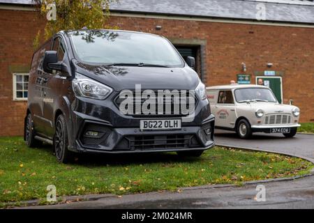 2022 Ford Transit Custom ‘BG22 OLH’ in mostra all’Assemblea dei cavalli da lavoro tenutasi presso il Bicester Heritage Centre il 27th novembre 2022 Foto Stock