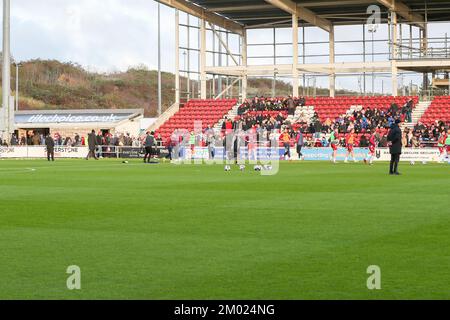 Northampton, Regno Unito. 3rd dicembre 2022. I giocatori di Northampton Town si scaldano prima della partita della Sky Bet League 2 tra Northampton Town e Tranmere Rovers al PTS Academy Stadium di Northampton sabato 3rd dicembre 2022. (Credit: John Cripps | MI News) Credit: MI News & Sport /Alamy Live News Foto Stock