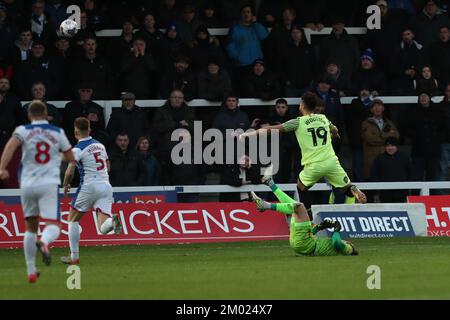 Hartlepool, Regno Unito. 3rd dicembre 2022Stockport Kyle Wootton della contea segna il primo goal durante la partita della Sky Bet League 2 tra Hartlepool United e Stockport County a Victoria Park, Hartlepool sabato 3rd dicembre 2022. (Credit: Marco Fletcher | NOTIZIE MI) Credit: NOTIZIE MI & Sport /Alamy Live News Foto Stock