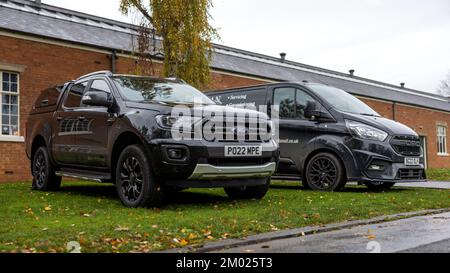 Ford Ranger Wildtrak 2,0 EcoBlue ‘PO22 MPE’ & Ford Transit Custom ‘BG22 MPE’ in mostra all’Assemblea dei cavalli da lavoro del Bicester Heritage Centre Foto Stock