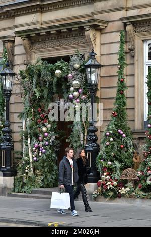 Edimburgo Scozia, Regno Unito 03 dicembre 2022. Decorazioni natalizie al di fuori della Spence, Piazza Sant'Andrea. credito sst/alamy notizie dal vivo Foto Stock