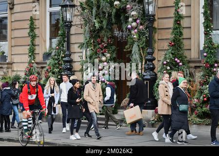 Edimburgo Scozia, Regno Unito 03 dicembre 2022. Decorazioni natalizie al di fuori della Spence, Piazza Sant'Andrea. credito sst/alamy notizie dal vivo Foto Stock