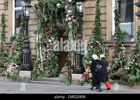 Edimburgo Scozia, Regno Unito 03 dicembre 2022. Decorazioni natalizie al di fuori della Spence, Piazza Sant'Andrea. credito sst/alamy notizie dal vivo Foto Stock