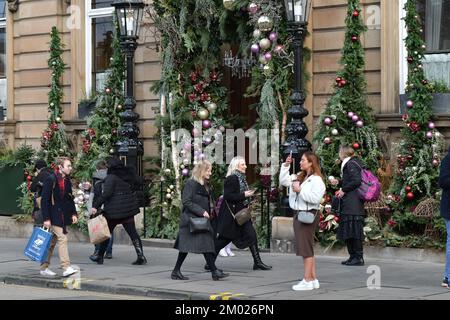 Edimburgo Scozia, Regno Unito 03 dicembre 2022. Decorazioni natalizie al di fuori della Spence, Piazza Sant'Andrea. credito sst/alamy notizie dal vivo Foto Stock