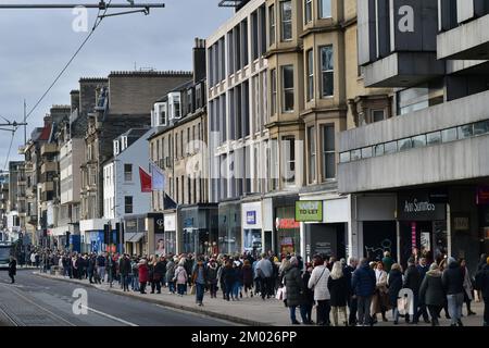 Edimburgo Scozia, Regno Unito 03 dicembre 2022. Vista generale di Princes Street con folle di acquirenti. credito sst/alamy notizie dal vivo Foto Stock