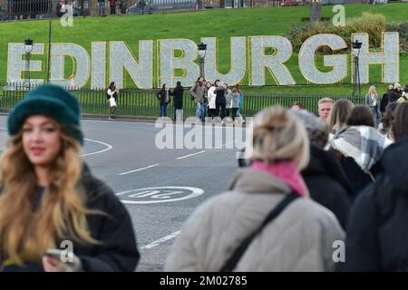 Edimburgo Scozia, Regno Unito 03 dicembre 2022. Decorazioni natalizie sul tumulo. credito sst/alamy notizie dal vivo Foto Stock