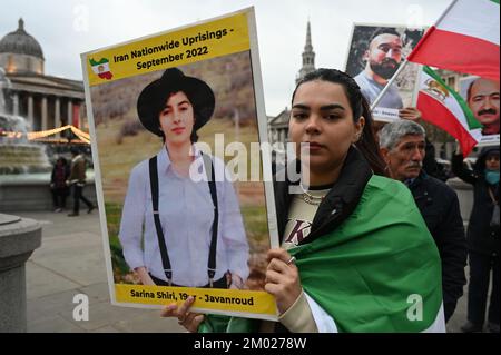 Trafalgar Square, Londra, Regno Unito. 3rd dicembre 2022: La manifestazione People's Mojahedin Organization of Iran (PMOI) a sostegno della Rivoluzione iraniana mostra un albero di Natale e quelli che sono stati assassini dal governo iraniano sventolando le bandiere iraniane. Credit: Vedi li/Picture Capital/Alamy Live News Foto Stock