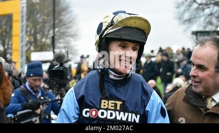 Londra, Regno Unito. 3rd Dec 2022. Il jockey, Tom Cannon e l'allenatore Alan King festeggiano dopo che Edwardstone ha vinto il Betfair Tingle Creek Steeple Chase all'ippodromo di Sandown Park, Regno Unito. Credit: Paul Blake/Alamy Live News. Foto Stock