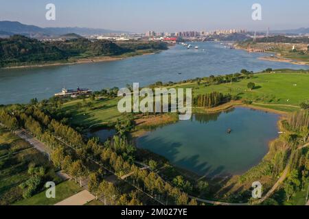 (221203) -- CHONGQING, 3 dicembre 2022 (Xinhua) -- questa foto aerea scattata il 2 novembre 2022 mostra una vista dell'Isola di Guangyang nel Chongqing del sud-ovest della Cina. ANDARE CON 'attraverso la Cina: Piante tolleranti alle inondazioni ripristinare l'ecosistema sulla mega isola del fiume Yangtze' (Xinhua/Wang Quanchao) Foto Stock