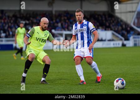 Hartlepool, Regno Unito. 3rd dicembre 2022Stockport County's Paddy Madden & Hartlepool United's Nicky Featherstone durante la partita della Sky Bet League 2 tra Hartlepool United e Stockport County a Victoria Park, Hartlepool sabato 3rd dicembre 2022. (Credit: Scott Llewellyn | NOTIZIE MI) Credit: NOTIZIE MI & Sport /Alamy Live News Foto Stock