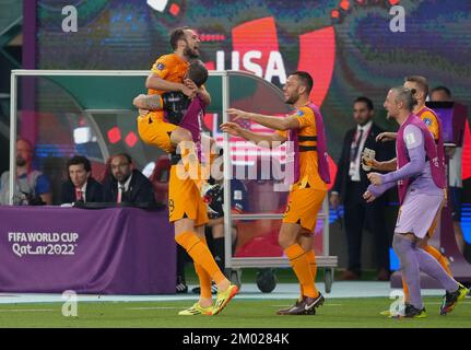 Daley Blind (a sinistra) dei Paesi Bassi festeggia con i compagni di squadra dopo aver segnato il secondo gol della partita durante il round della Coppa del mondo FIFA 16 allo stadio internazionale Khalifa di al Rayyan, Qatar. Data immagine: Sabato 3 dicembre 2022. Foto Stock