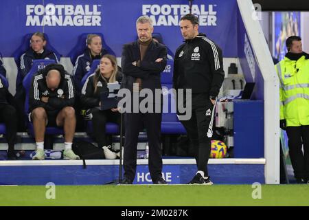 Leicester, Regno Unito. 03rd Dec, 2022. Leicester, Inghilterra, 3rd 2022 dicembre: Willie Kirk (Leicester City Women Manager) si occupa del dugout durante la partita della Super League delle donne fa di Barclays tra Leicester City e Chelsea al King Power Stadium di Leicester, Inghilterra. (James Holyoak/SPP) Credit: SPP Sport Press Photo. /Alamy Live News Foto Stock